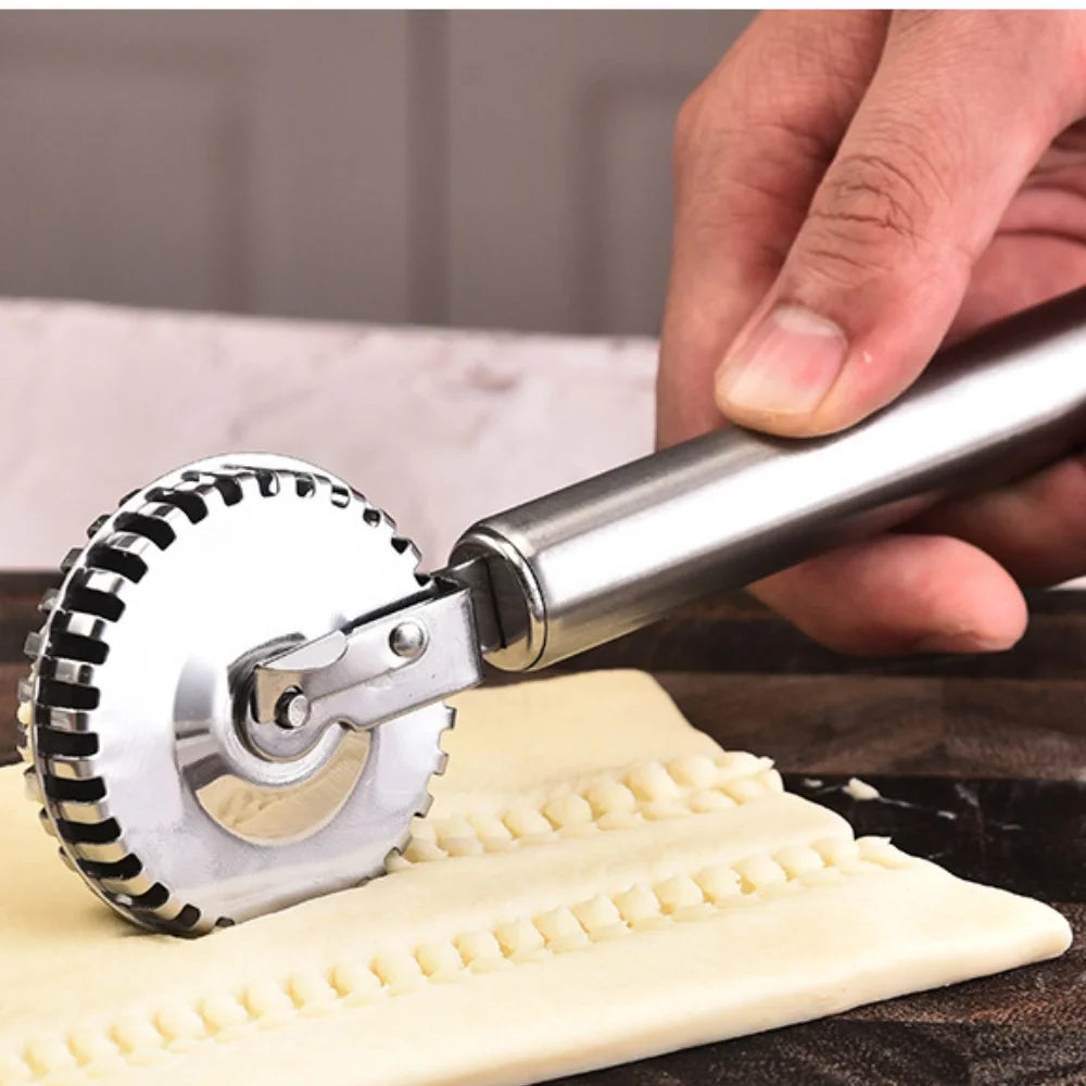1 pc New Arrival Ravioli Cutter Stainless Steel Wheel, Perfect for Cutting, Sealing, And Crimping Fresh Pasta and Pastry Dough