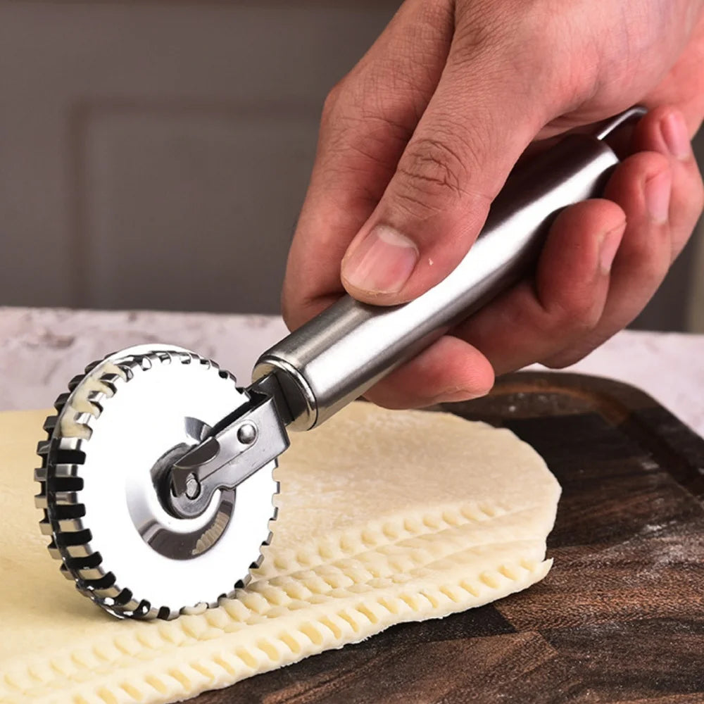 1 pc New Arrival Ravioli Cutter Stainless Steel Wheel, Perfect for Cutting, Sealing, And Crimping Fresh Pasta and Pastry Dough