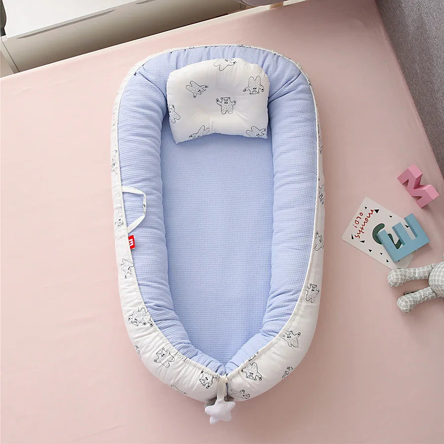 Honeycomb breathable removable portable crib with biomimetic baby pillows, travel crib