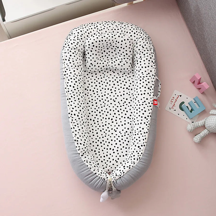 Honeycomb breathable removable portable crib with biomimetic baby pillows, travel crib