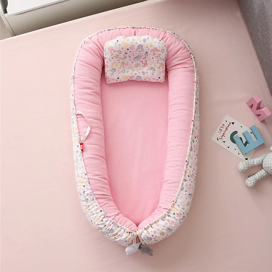 Honeycomb breathable removable portable crib with biomimetic baby pillows, travel crib
