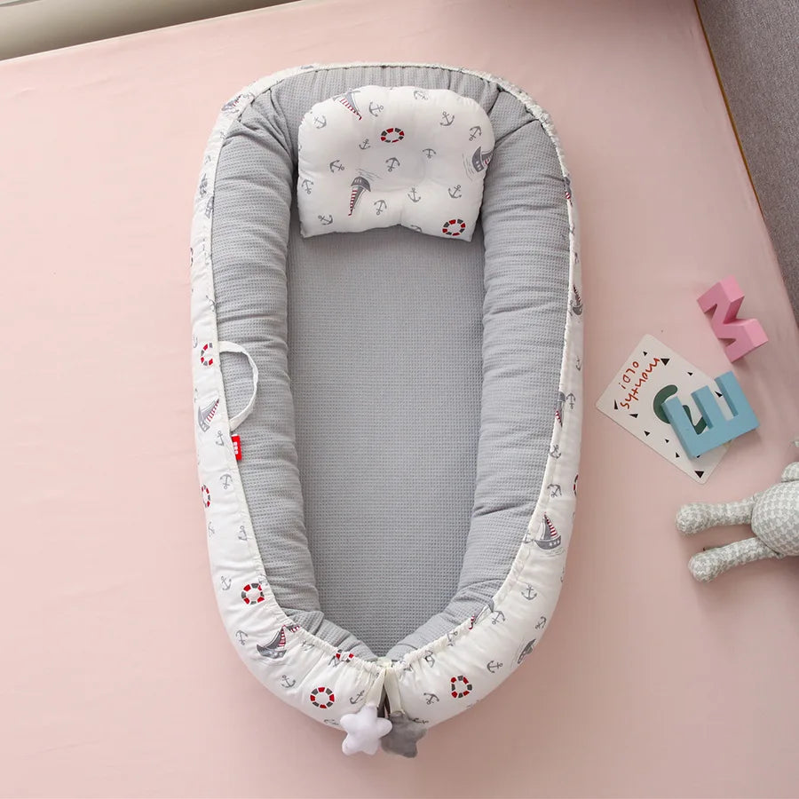 Honeycomb breathable removable portable crib with biomimetic baby pillows, travel crib