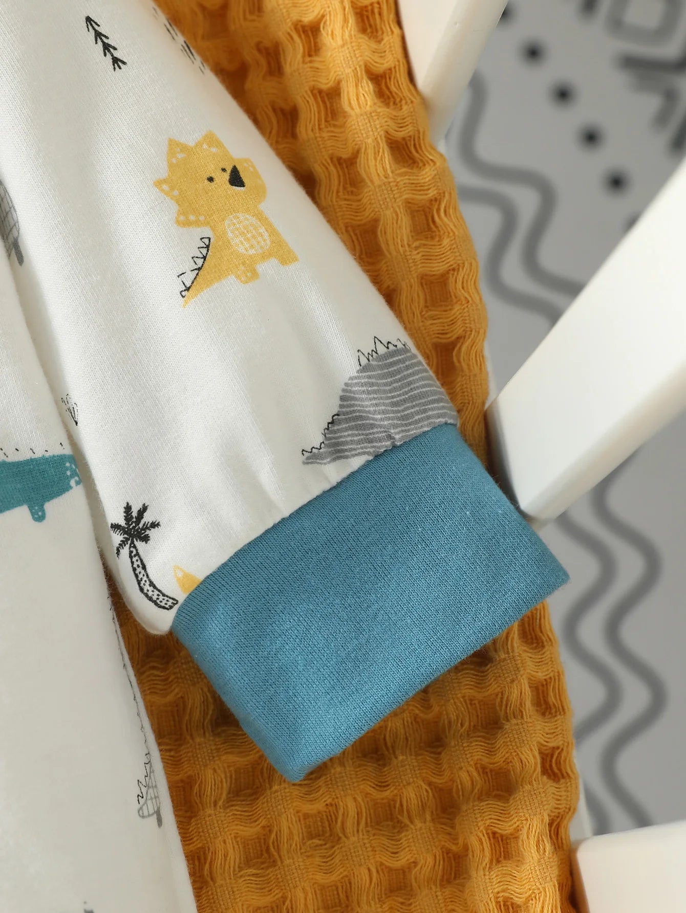 4PCS Baby unisex Long Sleeve Round Neck Animal Print With Button Casual  Jumpsuit +Bib+Hat+Gloves