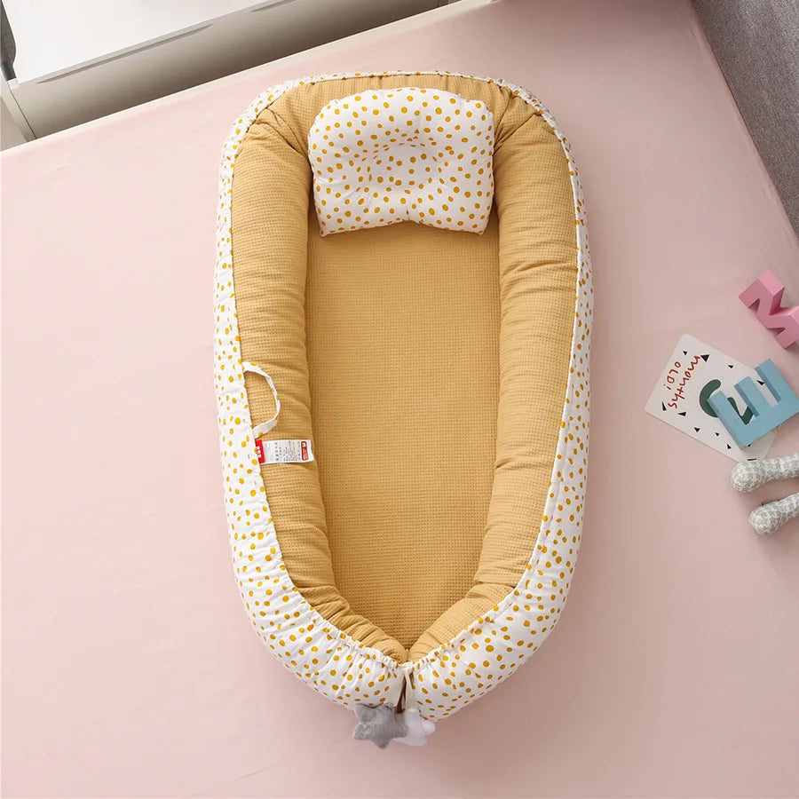 Honeycomb breathable removable portable crib with biomimetic baby pillows, travel crib