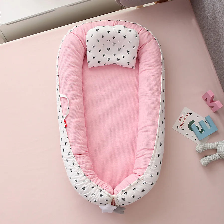 Honeycomb breathable removable portable crib with biomimetic baby pillows, travel crib