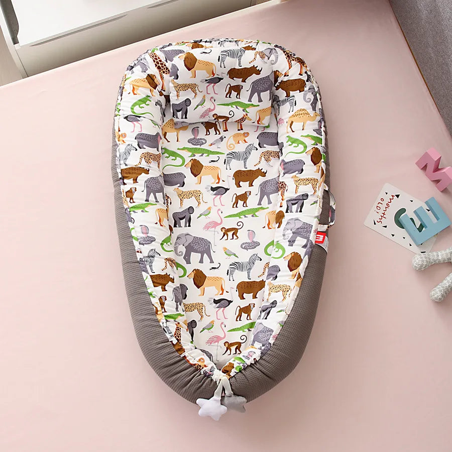 Honeycomb breathable removable portable crib with biomimetic baby pillows, travel crib