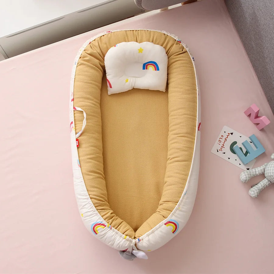 Honeycomb breathable removable portable crib with biomimetic baby pillows, travel crib