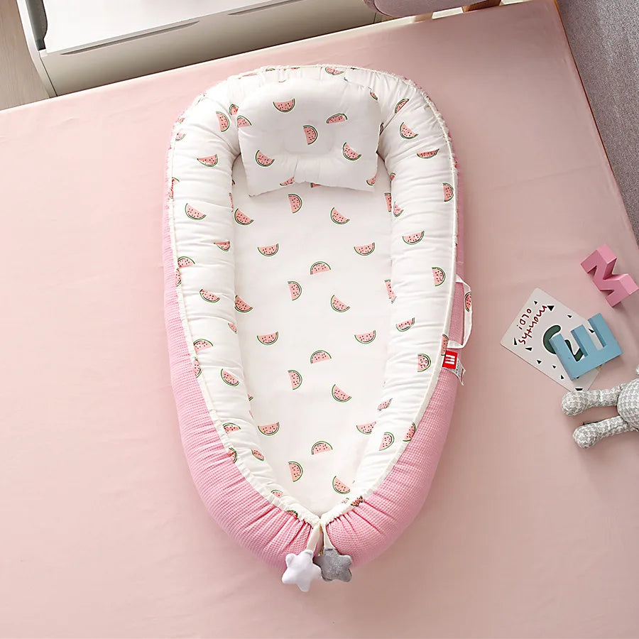 Honeycomb breathable removable portable crib with biomimetic baby pillows, travel crib