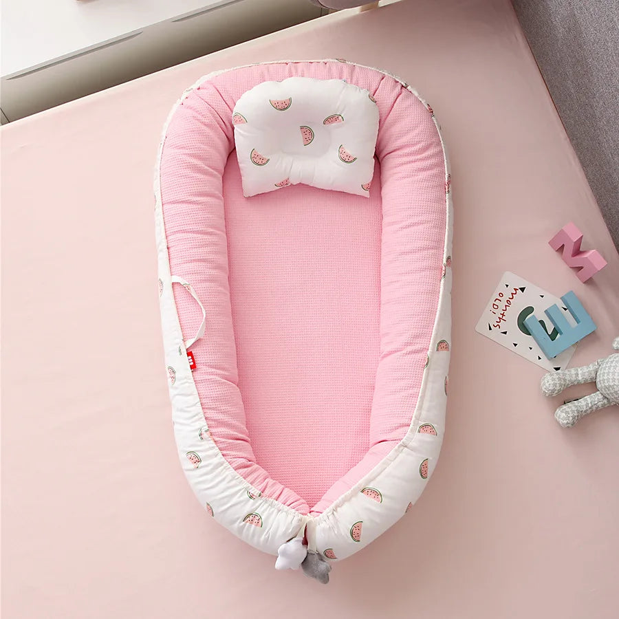 Honeycomb breathable removable portable crib with biomimetic baby pillows, travel crib