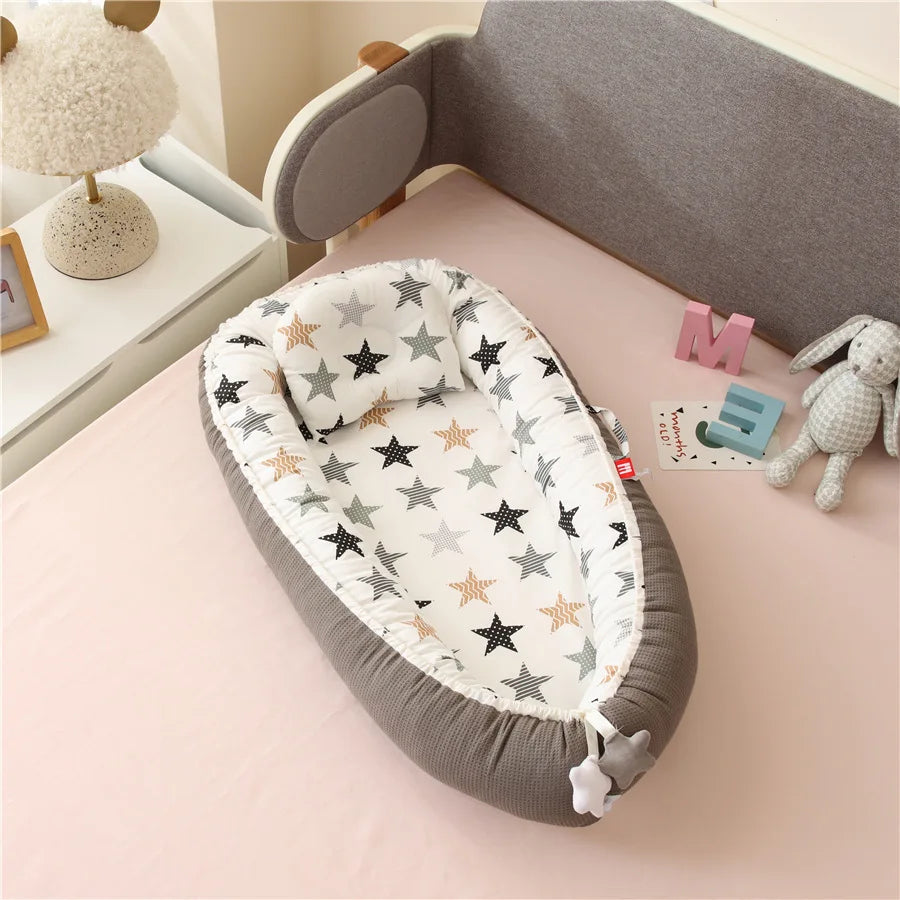 Honeycomb breathable removable portable crib with biomimetic baby pillows, travel crib