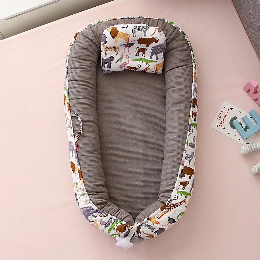 Honeycomb breathable removable portable crib with biomimetic baby pillows, travel crib