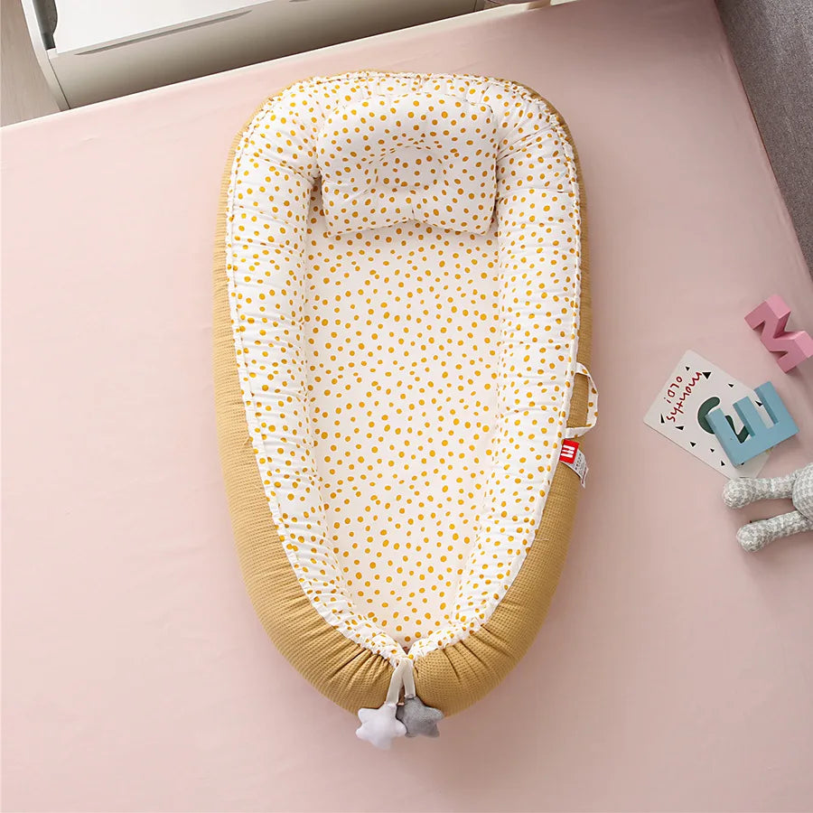 Honeycomb breathable removable portable crib with biomimetic baby pillows, travel crib