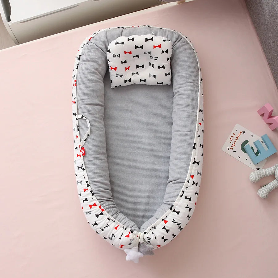 Honeycomb breathable removable portable crib with biomimetic baby pillows, travel crib