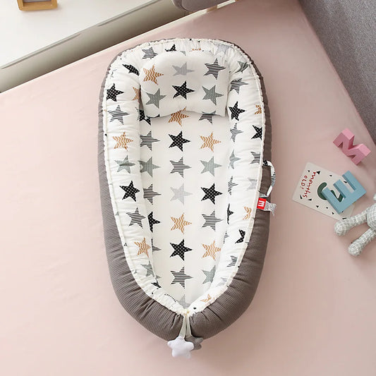 Honeycomb breathable removable portable crib with biomimetic baby pillows, travel crib