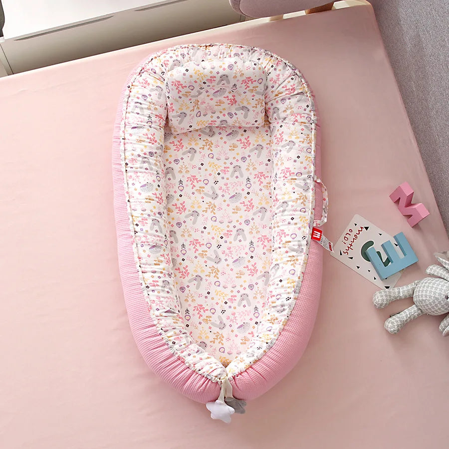 Honeycomb breathable removable portable crib with biomimetic baby pillows, travel crib