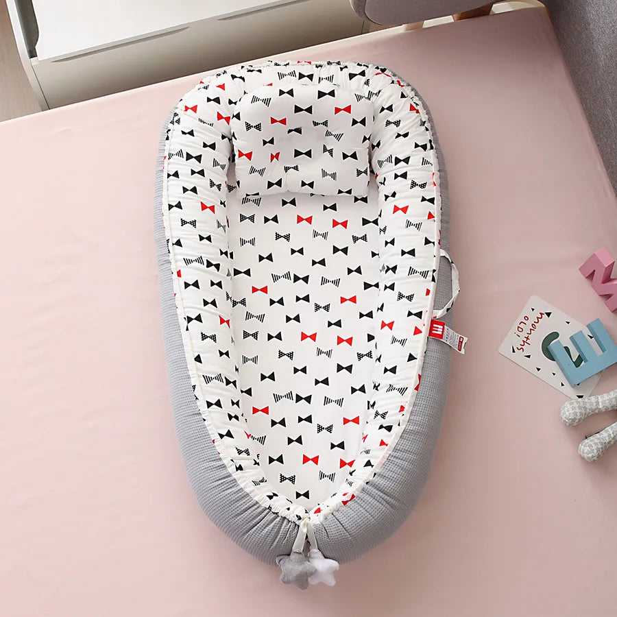 Honeycomb breathable removable portable crib with biomimetic baby pillows, travel crib