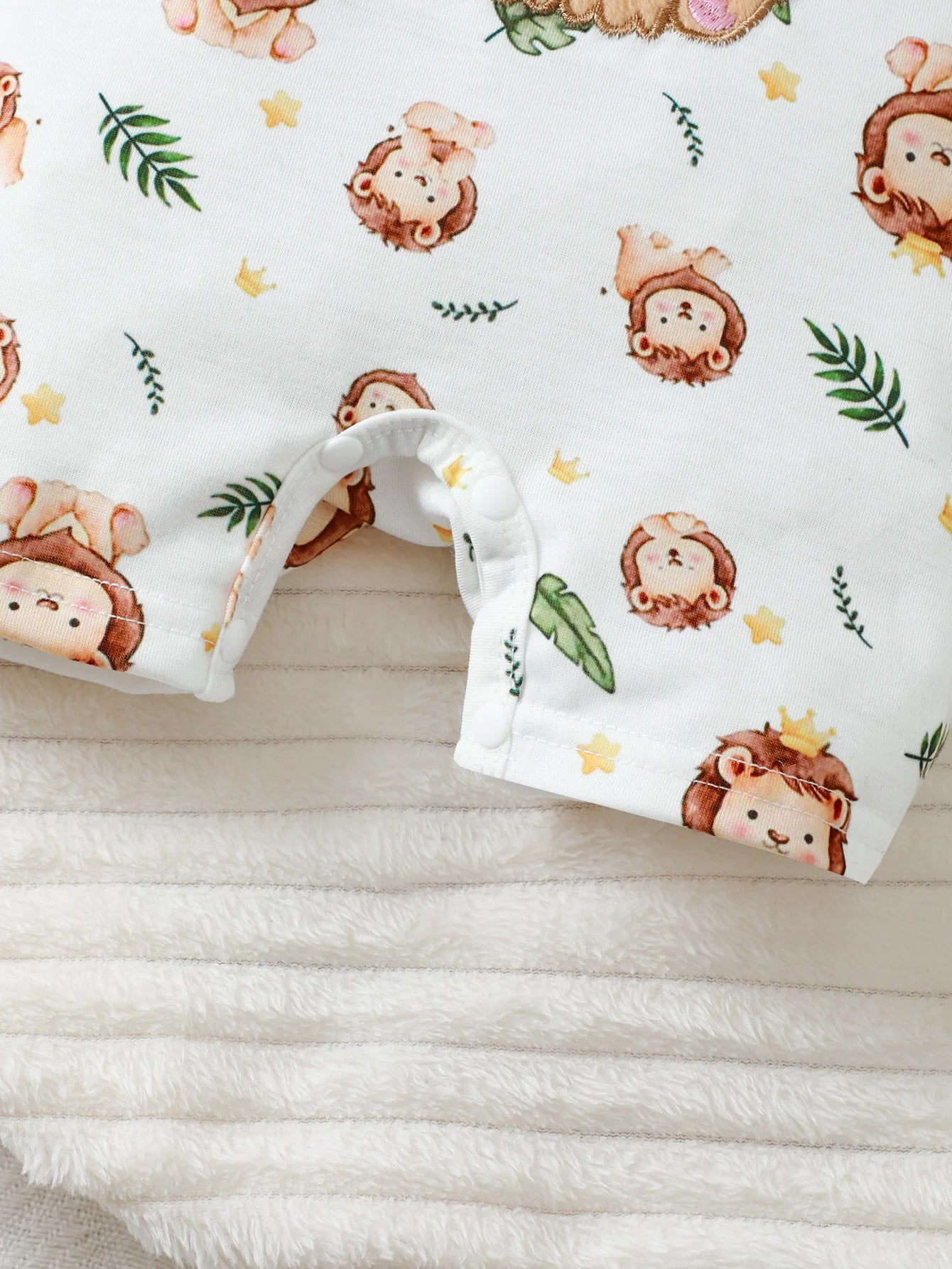 New Baby Boy Casual Cute Cartoon Lion Pattern Round Neck Short Sleeve Hoodie with Shoulder Buckle, Shorts, And Hat