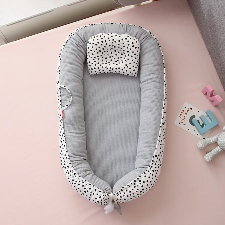 Honeycomb breathable removable portable crib with biomimetic baby pillows, travel crib