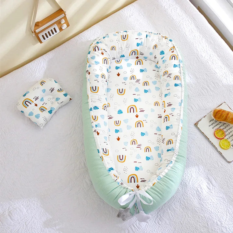 Honeycomb breathable removable portable crib with biomimetic baby pillows, travel crib