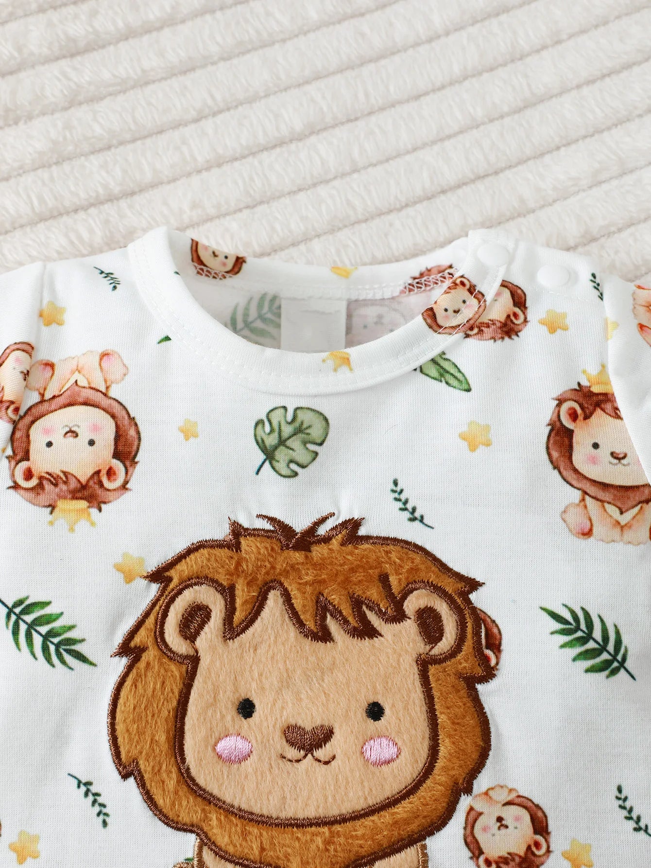 New Baby Boy Casual Cute Cartoon Lion Pattern Round Neck Short Sleeve Hoodie with Shoulder Buckle, Shorts, And Hat
