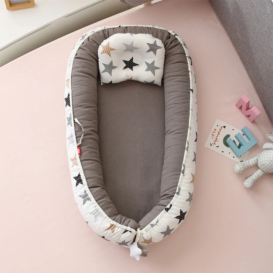 Honeycomb breathable removable portable crib with biomimetic baby pillows, travel crib