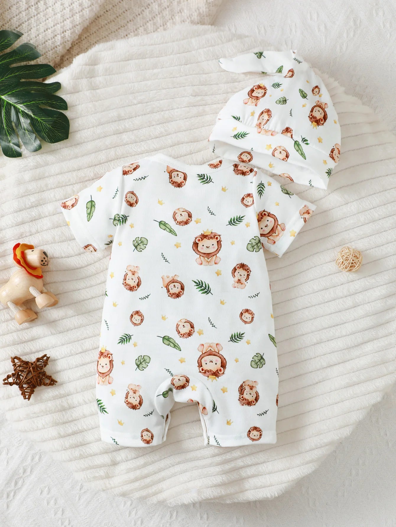 New Baby Boy Casual Cute Cartoon Lion Pattern Round Neck Short Sleeve Hoodie with Shoulder Buckle, Shorts, And Hat
